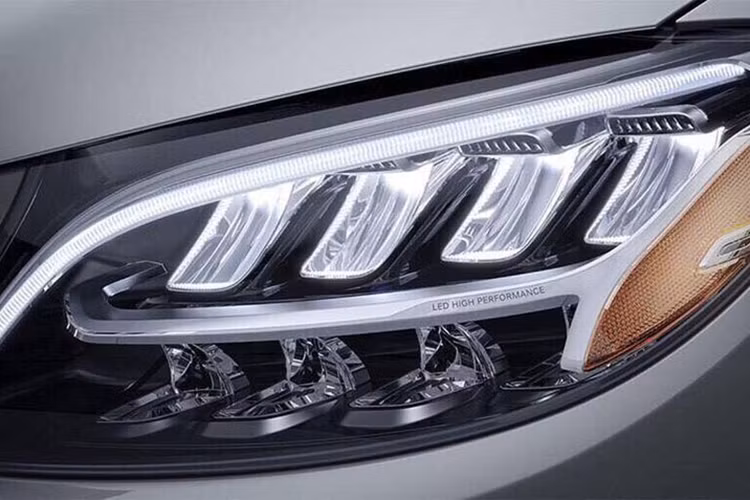 Điểm khác biệt có thấy rõ nhất chính là cụm đèn pha. Nếu như ở thế hệ trước hệ thống đèn pha được trang bị cao nhất trên C-Class là LED thông minh, thì ở bản facelift 2019 nó đã được nâng cấp lên thành Multibeam LED với 84 đi-ốt chiếu sáng độc lập và có bố trí giao diện cũng rất mới.