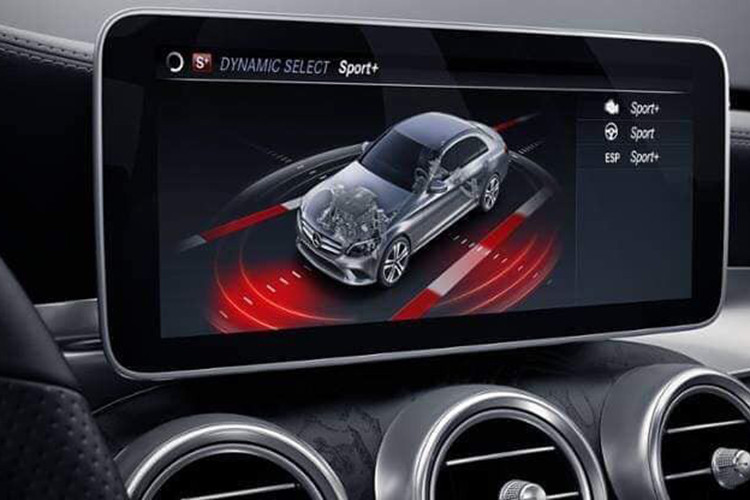 Bên cạnh đó, màn hình 12,3 inch được bổ sung cho cụm đồng hồ kỹ thuật số với các chế độ hiện thị khác nhau. Chưa hết màn hình giải trí trung tâm 10,25 inch được thiết kế với tỷ lệ mới đem lại sự hài hòa về bố cục không gian nội thất của chiếc xe. Trang bị an toàn trên Mercedes-Benz C-Class 2019 tại Việt Nam vẫn chưa được hé lộ.