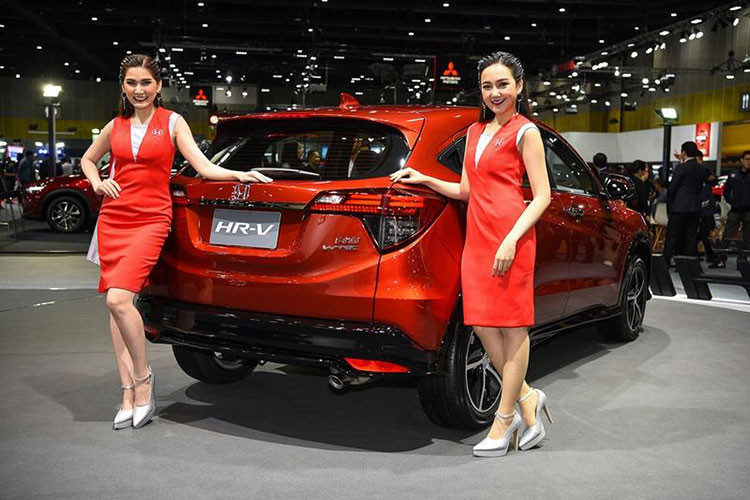Nằm bên dưới nắp capô của Honda HR-V 2018 tại Thái Lan vẫn là động cơ xăng i-VTEC 4 xi-lanh, SOHC, dung tích 1,8 lít với công suất tối đa 141 mã lực và mô-men xoắn cực đại 172 Nm. Sức mạnh được truyền tới bánh thông qua hộp số tự động CVT, đi kèm lẫy chuyển số trên vô lăng tiêu chuẩn.