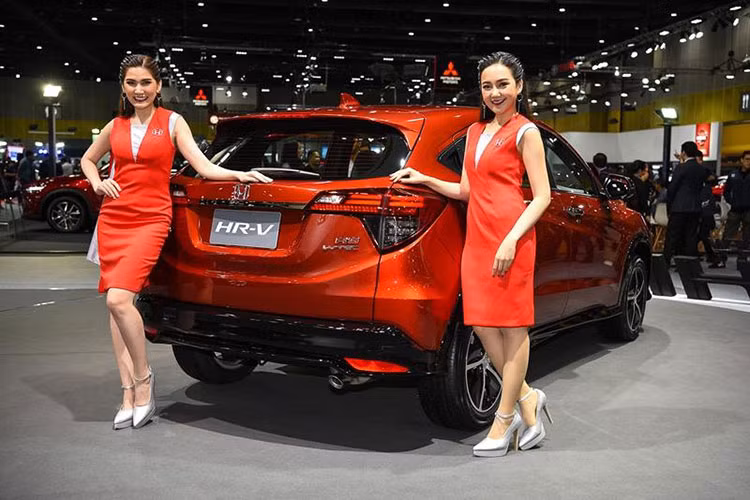 Nằm bên dưới nắp capô của Honda HR-V 2018 tại Thái Lan vẫn là động cơ xăng i-VTEC 4 xi-lanh, SOHC, dung tích 1,8 lít với công suất tối đa 141 mã lực và mô-men xoắn cực đại 172 Nm. Sức mạnh được truyền tới bánh thông qua hộp số tự động CVT, đi kèm lẫy chuyển số trên vô lăng tiêu chuẩn.