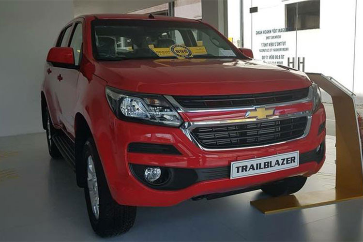 GM Việt Nam mới đây đã chính thức loại phiên bản 2.8L 4×4 AT LTZ của mẫu xe Chevrolet Trailblazer mới ra khỏi danh mục sản phẩm. Đồng thời, cũng công bố giá phiên bản 2.5L 4×4 AT LTZ hoàn toàn mới là 1,035 tỷ, thấp hơn 40 triệu đồng so với bản 2.8L cũ và là bản cao nhất hiện tại.