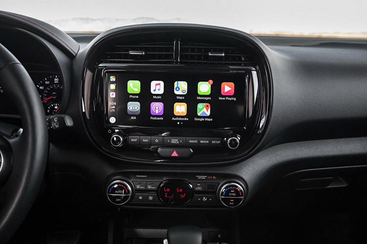 Chưa hết, chiếc xe còn đi kèm với loạt trang bị giải trí cao cấp như kết nối Android Auto, Apple Carplay, hệ thống 10 loa Harman Kardon có công suất 640 Watt, có cả Subwoofer đi kèm.