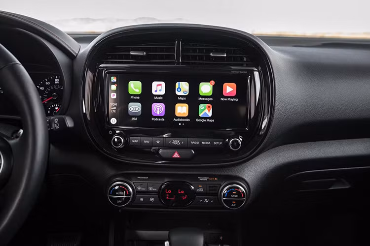 Chưa hết, chiếc xe còn đi kèm với loạt trang bị giải trí cao cấp như kết nối Android Auto, Apple Carplay, hệ thống 10 loa Harman Kardon có công suất 640 Watt, có cả Subwoofer đi kèm.