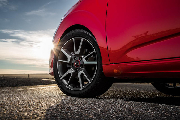 Tiếp đến là bộ vành hợp kim 5 chấu kép và các cột màu đen, tạo cảm giác bồng bềnh cho phần nóc. Riêng cột C của Kia Soul 2020 được thiết kế theo phong cách cánh máy bay kèm logo "Soul" như dấu hiệu nhận biết.