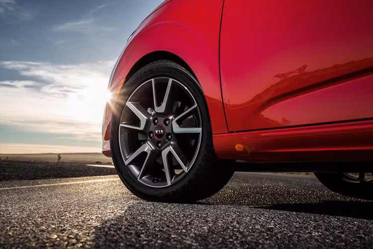 Tiếp đến là bộ vành hợp kim 5 chấu kép và các cột màu đen, tạo cảm giác bồng bềnh cho phần nóc. Riêng cột C của Kia Soul 2020 được thiết kế theo phong cách cánh máy bay kèm logo "Soul" như dấu hiệu nhận biết.