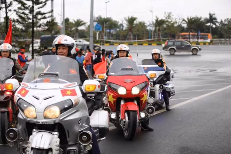 Bên cạnh lực lượng tham gia chuyên chở, dẫn đoàn và cổ vũ cho đôi tuyển U23 Việt Nam về thủ đô Hà Nội còn có lực lượng cảnh sát giao thông dẫn đoàn, các lực lượng hỗ trợ và cảnh sát cơ động... (Ảnh: Tổ quốc)