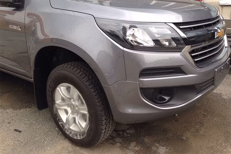 Chevrolet Colorado số tự động 1 cầu cũng chỉ được trang bị đèn chiếu sáng halogen tiêu chuẩn. Gương chiếu hậu chỉnh điện nhưng phải gập tay. Phiên bản này mới này cũng sẽ không tích hợp sẵn bệ bước chân lên xuống cho hành khách như những phiên bản cao hơn đang bán ra.