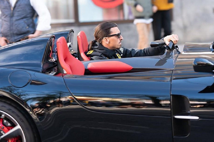 Về hiệu suất, Ferrari SF90 XX Spider sử dụng hệ thống động cơ hybrid kết hợp giữa động cơ xăng V8 4.0L tăng áp kép và ba mô tơ điện, cho tổng công suất 1.016 mã lực, mạnh hơn 30 mã lực so với bản gốc.