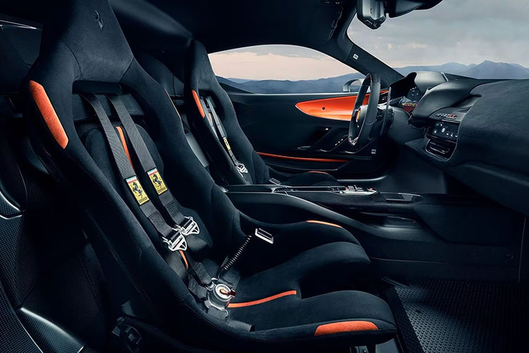 Xe có khả năng tăng tốc từ 0-100 km/h trong 2,3 giây và đạt tốc độ tối đa 320 km/h. Với pin 7,9 kWh, xe có phạm vi di chuyển thuần điện lên đến 25 km, giống với phiên bản SF90 tiêu chuẩn.