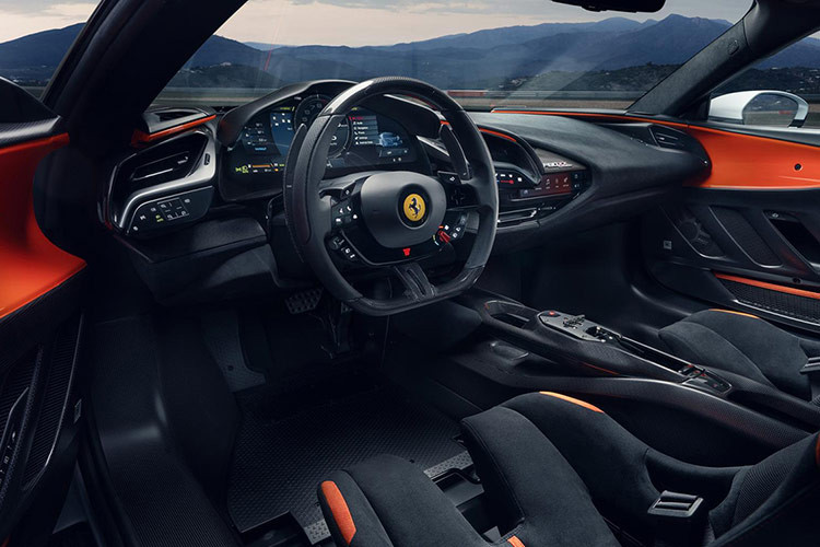 Đáng chú ý, chiếc Ferrari SF90 XX Spider mới này chỉ là một trong nhiều mẫu Ferrari mà Ibrahimovic sở hữu. Bộ sưu tập của anh còn có những siêu phẩm như Ferrari Daytona SP3 trị giá 1,7 triệu bảng, Ferrari Monza hơn 1 triệu bảng, Ferrari Enzo và Ferrari 430 Spider. 