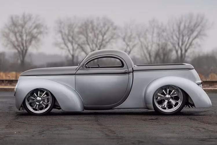 Bán tải Willys 1941 trong bài viết này sau khi được độ lại đã có diện mạo ngộ nghĩnh như phim hoạt hình, với 241 bộ phận độ thân vỏ làm thủ công, cộng thêm một động cơ siêu nạp Hemi V8 dung tích 5.7 lít.