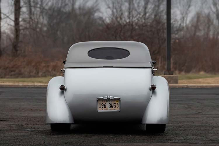 Đối với động cơ HEMI V8 dung tích 5.7 lít, thông tin quảng cáo từ sự kiện đấu giá Mecum Auctions không nói rõ là sản sinh bao nhiêu mã lực, nhưng người ta sẽ không bất ngờ nếu nó nhanh như một chiếc hatchback hiệu suất cao. 