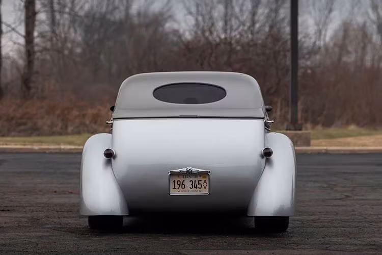 Đối với động cơ HEMI V8 dung tích 5.7 lít, thông tin quảng cáo từ sự kiện đấu giá Mecum Auctions không nói rõ là sản sinh bao nhiêu mã lực, nhưng người ta sẽ không bất ngờ nếu nó nhanh như một chiếc hatchback hiệu suất cao. 