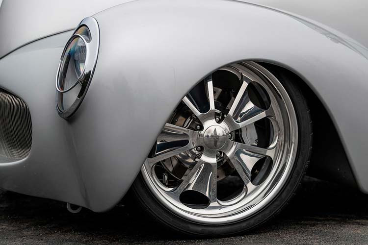 Mặc dù sở hữu ngoại hình đáng yêu và phong cách hoạt hình, thế nhưng không vì thế mà làm giảm bớt giá trị thủ công và tâm huyết của đội ngũ chế tạo ra mẫu xe Willys 1941 siêu độc đáo này.