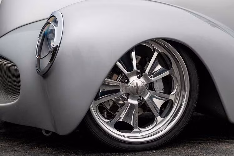 Mặc dù sở hữu ngoại hình đáng yêu và phong cách hoạt hình, thế nhưng không vì thế mà làm giảm bớt giá trị thủ công và tâm huyết của đội ngũ chế tạo ra mẫu xe Willys 1941 siêu độc đáo này.