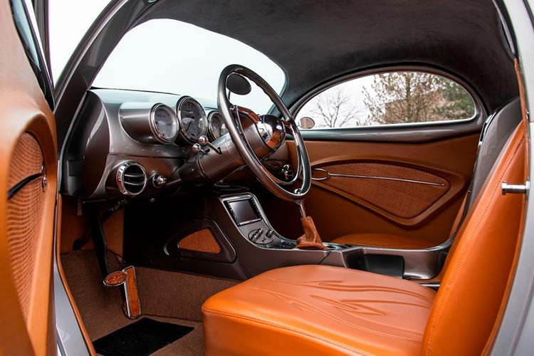 Ở bên trong, chiếc xe có trang bị đầy đủ hệ thống điều hòa, hàng loạt trang bị độ từ mặt táp lô, đồng hồ cho tới cụm điều khiển gắn dưới sàn, hệ thống DVD Eclipse với loa Pioneer, lớp cách âm Dynamat, ghế bọc da Buffalo, thảm nhung BMW và vô lăng từ một chiếc Holden 1951, cùng một nút bấm còi độ.