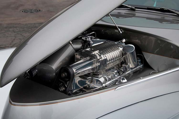 Xe được trang bị một động cơ siêu nạp Hemi V8 dung tích 5.7 lít.