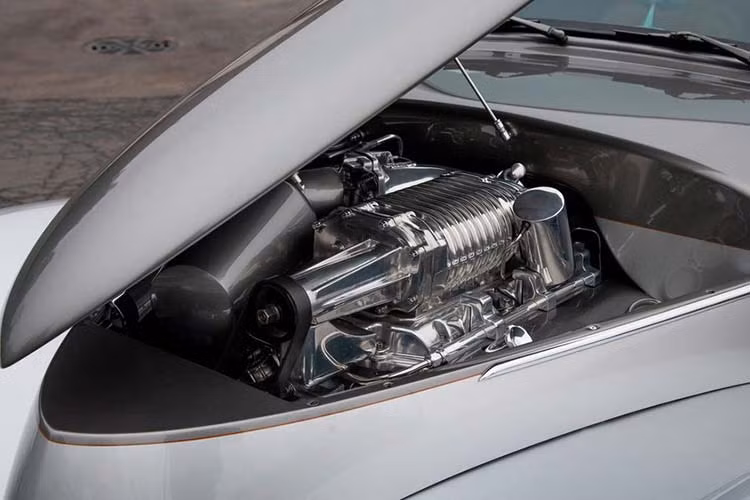 Xe được trang bị một động cơ siêu nạp Hemi V8 dung tích 5.7 lít.