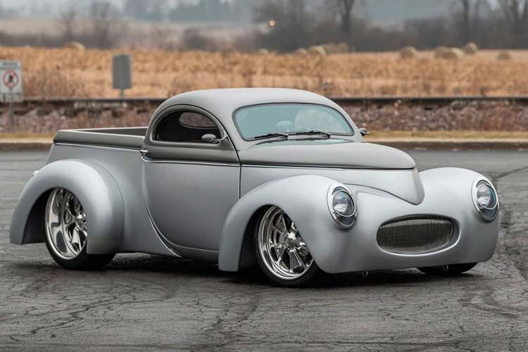 Ở thời điểm hiện nay, cầm lái một chiếc bán tải từ năm 1941 là một việc hết sức lạ lùng và hiếm có. Tuy nhiên, điều còn hiếm hơn thế nữa chính là chiếc xe bán tải Willys cổ điển này lại vô cùng ấn tượng.