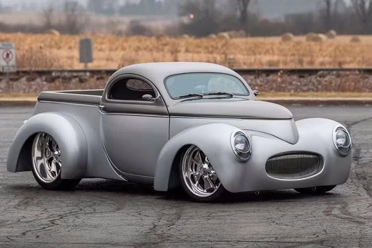 Ở thời điểm hiện nay, cầm lái một chiếc bán tải từ năm 1941 là một việc hết sức lạ lùng và hiếm có. Tuy nhiên, điều còn hiếm hơn thế nữa chính là chiếc xe bán tải Willys cổ điển này lại vô cùng ấn tượng.