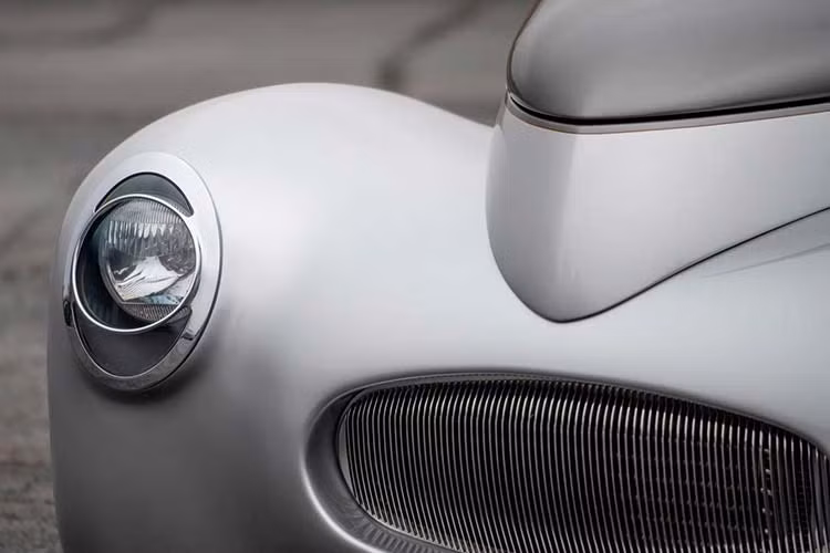 Chiếc xe Willys 1941 đặc biệt này đã được chế tạo bởi Legens Hot Rod Shop ở Martins, Tennessee, Mỹ. Thân xe được sử dụng một khung gầm dạng ống thép độ, la-zăng 20 và 22-inch (phía trước và phía sau).