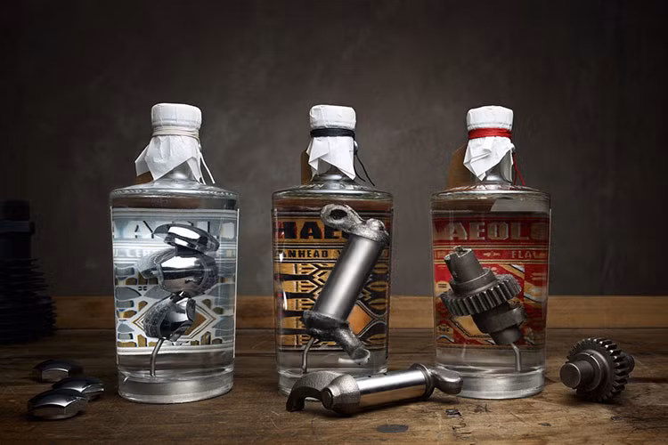 Vỏ hộp cực đẹp với những hình họa chạm trổ đầy tính nghệ thuật, quả thực không hề khó hiểu khi dù mang giá 1.000 USD (khoảng hơn 20 triệu đồng) nhưng toàn bộ mẻ rượu đầu đều được bán sạch chỉ sau vài tiếng đồng hồ.