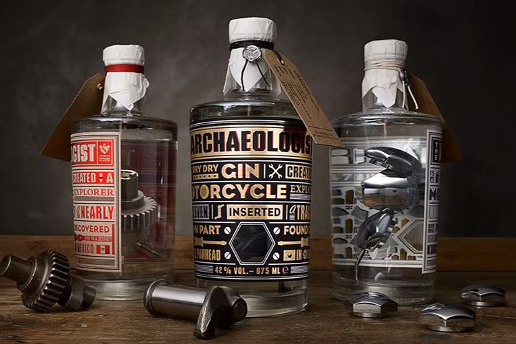 Loại rượu Gin này được ngâm với các bộ phận đặc biệt ví dụ như trục cam, trục biên… của 3 dòng xe Harley-Davidson cổ điển rất được ưa chuộng: Flathead 1939, Knucklehead 1947 và Panhead 1962.