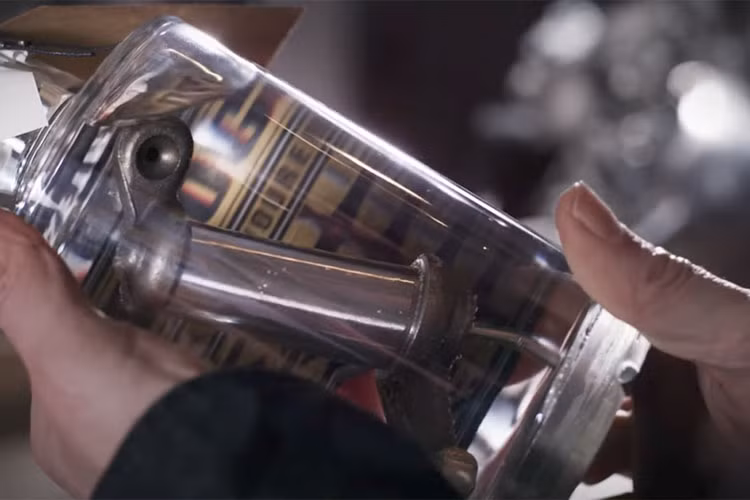 Ehinger cho biết, trước khi ngâm cùng rượu Gin cao cấp, các phụ tùng của xe sẽ được khử trùng tuyệt đối và bọc trong một lớp hợp kim thiếc rồi hàn với một giá đỡ bằng thép ở đáy của bình rượu nhằm đảm bảo tránh xô vỡ trong quá trình vận chuyển.