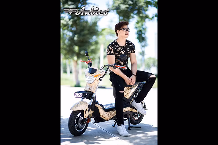 Ngoài việc trang bị dàn áo mới, động cơ, thiết bị tìm xe, chống trộm... mẫu xe này còn sở hữu bộ khung gầm chắc chắn, hệ thống xạc nhanh hiện đại cùng với thời lượng pin lâu giúp bạn có thể đi được lên đến 80 km.