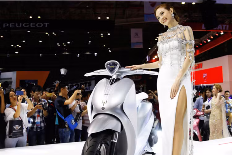 "Mối liên hệ" giữa Glorious và nhạc cụ được thể hiện rất rõ ở phần đầu xe, với 3 dải sợi quang được chiếu sáng bởi đèn LED xanh, gợi lên hình ảnh của dây đàn cello. Nằm ở phía trên đầu xe là đèn pha LED với hình viên kim cương sắc sảo, hiện đại. Xe sử dụng bộ mâm 3 cánh được lấy từ Yamaha NVX, với đường kính vành 14 inch và đi kèm lốp 110/80/14.