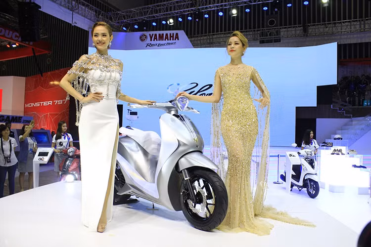Đây là hai ngôi sao hiếm hoi trong làng Vbiz đến VMCS 2017 trong ngày khai mạc triển lãm. bên cạnh Yamaha, còn có Ducati với "nữ hoàng nội y" tham dự sự kiện, còn lại gần như tất cả các thương hiệu khác tham gia triển lãm lần này đều gần như chỉ tập trung vào giới thiệu sản phẩm.
