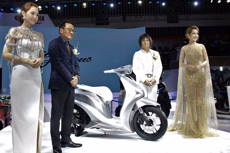 Tại gian hàng của Yamaha Việt Nam tại VCMS 2017 vừa qua, hai ngôi sao của làng giải trí Việt là Minh Hằng và Chi Pu (hai gương mặt đại sứ của Yamaha) cũng đã có mặt để đón chào màn ra mắt của siêu phẩm concept Glorious White cùng hàng loạt mẫu xe của hãng này.