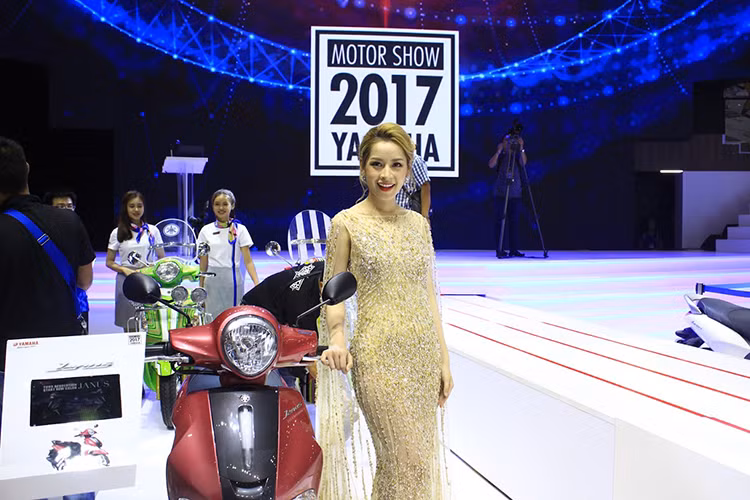 Tại triển lãm VMCS 2017, không chỉ trưng bày xe - tại khu vực ngoài trời Yamaha Việt Nam còn vô cùng sôi động với phần biểu diễn môtô bay nghệ thuật FMX (Freestyle Motorcross) đầy phấn khích cùng những pha nhào lộn điêu luyện và gay cấn của hai tay lái hàng đầu đến từ Nhật Bản.