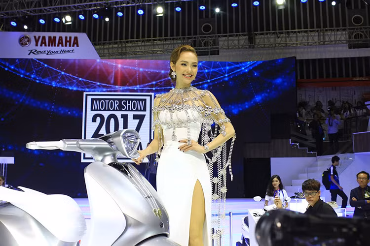 Mẫu Yamaha concept Glorious White được thiết kế đuôi xe gợi hình ảnh của những chiếc dây đàn cello, hay tay thắng mô phỏng nút bấm của những chiếc kèn đồng mang lại nét chấm phá tinh tế cho tổng thể sang trọng và quyến rũ của chiếc xe, thể hiện trình độ chế tác bậc thầy của những “nghệ nhân” Nhật Bản.