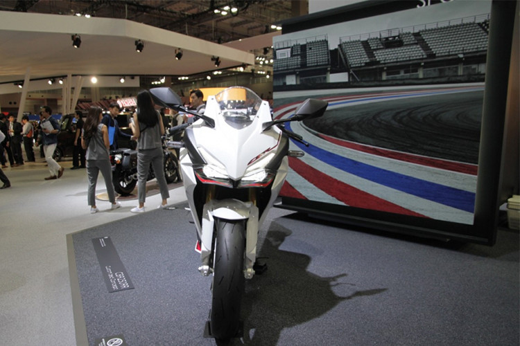 Trên phiên bản mới này, có thể thấy Honda CB250RR phiên bản màu trắng ngọc trông rất bắt mắt với bộ cánh màu trắng sần, trông rất cá tính và trẻ trung hơn. Nổi bật trên nền trắng thân xe là một số đường chỉ đỏ, logo Honda màu đen là tem RR hai màu xanh đỏ.