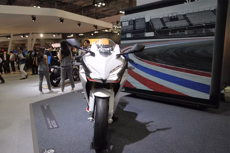 Trên phiên bản mới này, có thể thấy Honda CB250RR phiên bản màu trắng ngọc trông rất bắt mắt với bộ cánh màu trắng sần, trông rất cá tính và trẻ trung hơn. Nổi bật trên nền trắng thân xe là một số đường chỉ đỏ, logo Honda màu đen là tem RR hai màu xanh đỏ.