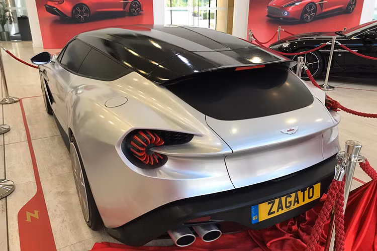 Được biết, đây không phải là hình ảnh hiếm hoi của Vanquish Zagato Shooting Brake, trước đó, hãng Aston Martin đã tung ra hình ảnh một chiếc mang màu sơn đỏ. Còn hình ảnh mới nhất mang đến cho Vanquish Zagato Shooting Brake bộ áo màu trắng với điểm nhấn là phần mui xe bằng kính trong suốt và carbon.