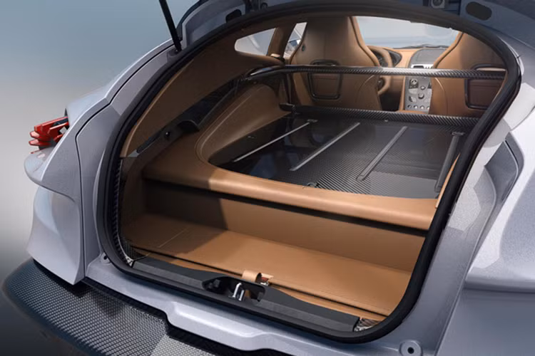 Aston Martin Vanquish Zagato Shooting Brake sử dụng động cơ V12, tung tích 5.9 lít, hút khí tự nhiên lấy từ mẫu siêu xe Vanquish S sẽ mang đến công suất 592 mã lực Sức mạng của động cơ sẽ được gửi đến các bánh sau thông qua hộp số tự động 8 cấp ZF mới mang tên Touchtronic III. 