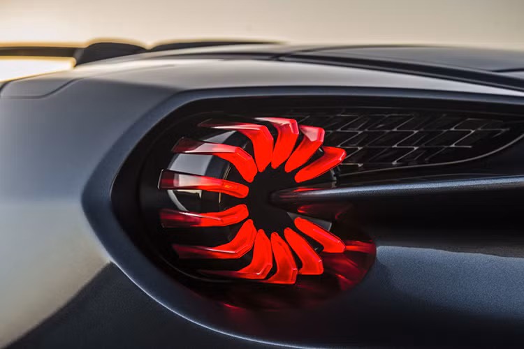 Với ai yêu mến dòng siêu xe sang Aston Martin Vanquish Zagato, chắc hẳn sẽ không quá lạ lắm với ký hiệu chữ Z bên hông xe hay trên ghế ngồi. Phiên bản Vanquish Zagato Shooting Brake cũng có chi tiết này.