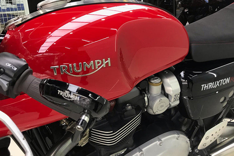 Theo đúng phong cách cafe racer, chiếc xe được trang bị một bình xăng lớn, dài và hẹp về phía sau. Phía trên bình xăng là nắp bằng nhôm và một dải kim loại đầy cá tính, có thể được sử dụng để móc thêm đai da gắn túi hay kẹp tài liệu. Mang đậm phong cách cafe racer, chiếc được gắn sẵn một cặp gương nhỏ gọn ở hai bên gù tay lái.