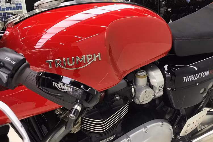 Theo đúng phong cách cafe racer, chiếc xe được trang bị một bình xăng lớn, dài và hẹp về phía sau. Phía trên bình xăng là nắp bằng nhôm và một dải kim loại đầy cá tính, có thể được sử dụng để móc thêm đai da gắn túi hay kẹp tài liệu. Mang đậm phong cách cafe racer, chiếc được gắn sẵn một cặp gương nhỏ gọn ở hai bên gù tay lái.