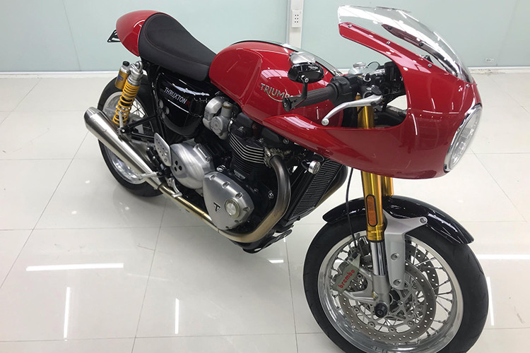 Dựa trên cơ sở khung sườn của dòng Bonneville nổi tiếng, nhưng Triumph Thruxton R có kiểu dáng cafe racer thể thao và "ngầu" hơn. Từ nhiều năm nay, Thruxton là một trong những lựa chọn đầu tiên của khách hàng khi tìm mua một chiếc xe có kiểu dáng cafe racer nguyên bản, và truyền thống này đã được tiếp nối với những phiên bản mới.
