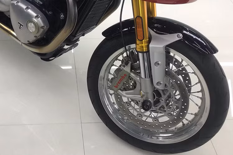 Xe vẫn dùng cặp vành căm cổ điển, nhưng hệ thống phanh trước của Thruxton mới đã được nâng cấp lên đĩa kép, thay vì chỉ sử dụng đĩa đơn như thế hệ trước. Sự khác biệt đầu tiên của phiên bản Thruxton R đó là chiếc xe sử dụng heo Brembo cao cấp cùng phuộc Showa USD, thay vì phuộc ống lồng như Thruxton thường.