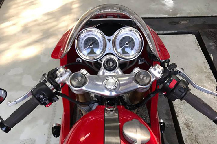 Cặp đồng hồ mang kiểu dáng cổ điển của Thruxton R nay đã có thêm 2 màn hình LCD nhỏ chỉ báo các thông tin khác nhau. Bên dưới là chảng 3 bằng nhôm được đánh bóng đầy hấp dẫn. Dù là một chiếc cafe racer nhưng do có cặp tay lái clip-on khá cao và rộng nên chiếc xe vẫn rất dễ điều khiển và không quá gây đau lưng như những chiếc cafe racer bình thường.