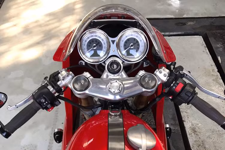 Cặp đồng hồ mang kiểu dáng cổ điển của Thruxton R nay đã có thêm 2 màn hình LCD nhỏ chỉ báo các thông tin khác nhau. Bên dưới là chảng 3 bằng nhôm được đánh bóng đầy hấp dẫn. Dù là một chiếc cafe racer nhưng do có cặp tay lái clip-on khá cao và rộng nên chiếc xe vẫn rất dễ điều khiển và không quá gây đau lưng như những chiếc cafe racer bình thường.