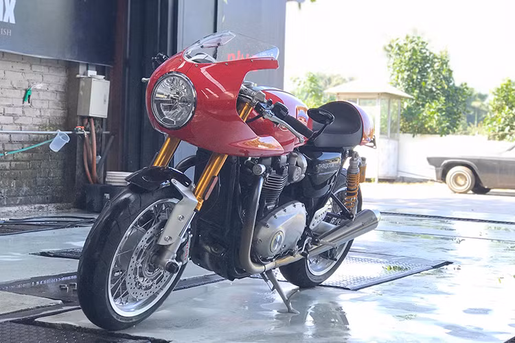 Được biết, mẫu xe phong cách hoài cổ phiên bản mới này sẽ được bán ra với giá khoàng 595 triệu đồng. Trước đây, các nhà phân phối tư nhân chào giá Triumph Thruxton R khoảng hơn 600 triệu đồng.