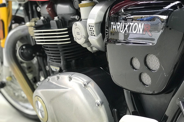 Cung cấp sức mạnh cho Thruxton R là khối động cơ 2 xi-lanh 8 van 1200 cc làm mát bằng chất lỏng hoàn toàn mới, kết hợp cùng hộp số 6 cấp với ly hợp chống trượt (slipper clutch) giúp hạn chế tình trạng khóa bánh khi dồn số nhanh. Động cơ này cũng đã được sử dụng trên chiếc Triumph Bonneville T120 thế hệ mới.