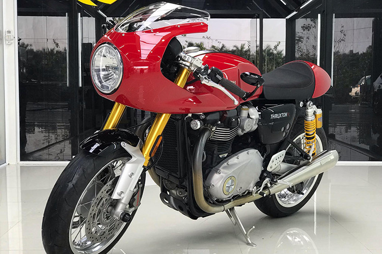 Chiếc xe môtô Triumph Thruxton của một chủ nhân Hà Nội được trang bị "full option" với bộ quây gió phía trước đặc trưng của những chiếc xe đua cổ điển. Trước đây, phiên bản này mới chỉ xuất hiện tại các nhà nhập khẩu từ nhân, tuy nhiên đến nay nó đã được phân phối chính hãng ở cả Hà nội và TP HCM.