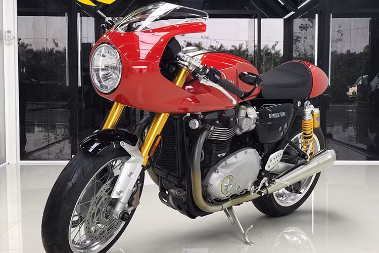 Chiếc xe môtô Triumph Thruxton của một chủ nhân Hà Nội được trang bị "full option" với bộ quây gió phía trước đặc trưng của những chiếc xe đua cổ điển. Trước đây, phiên bản này mới chỉ xuất hiện tại các nhà nhập khẩu từ nhân, tuy nhiên đến nay nó đã được phân phối chính hãng ở cả Hà nội và TP HCM.