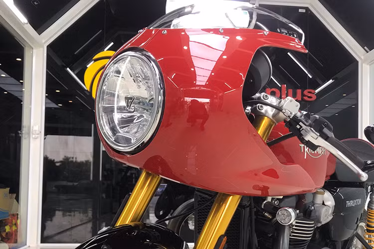 Thruxton bản có quây gió vẫn giữ nguyên thiết kế phần đầu đơn giản với đèn pha dạng "gáo dừa" lớn ở phía trước với logo nổi chữ T ở chính giữa, kèm theo dòng chữ Triumph ở dưới đáy. Với phụ kiện quây gió (fairing) chính hãng, một bộ quây bao quanh đèn pha đã biến kiểu dáng của chiếc xe trở nên giống xe đua hơn.